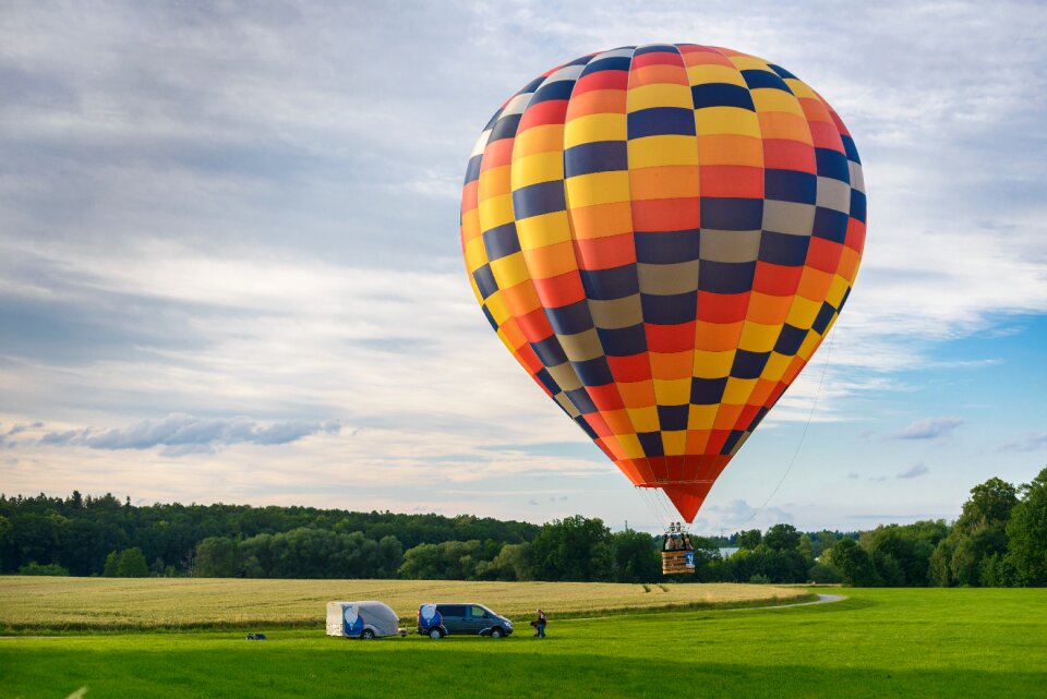 Hot air balloon ballooning landing