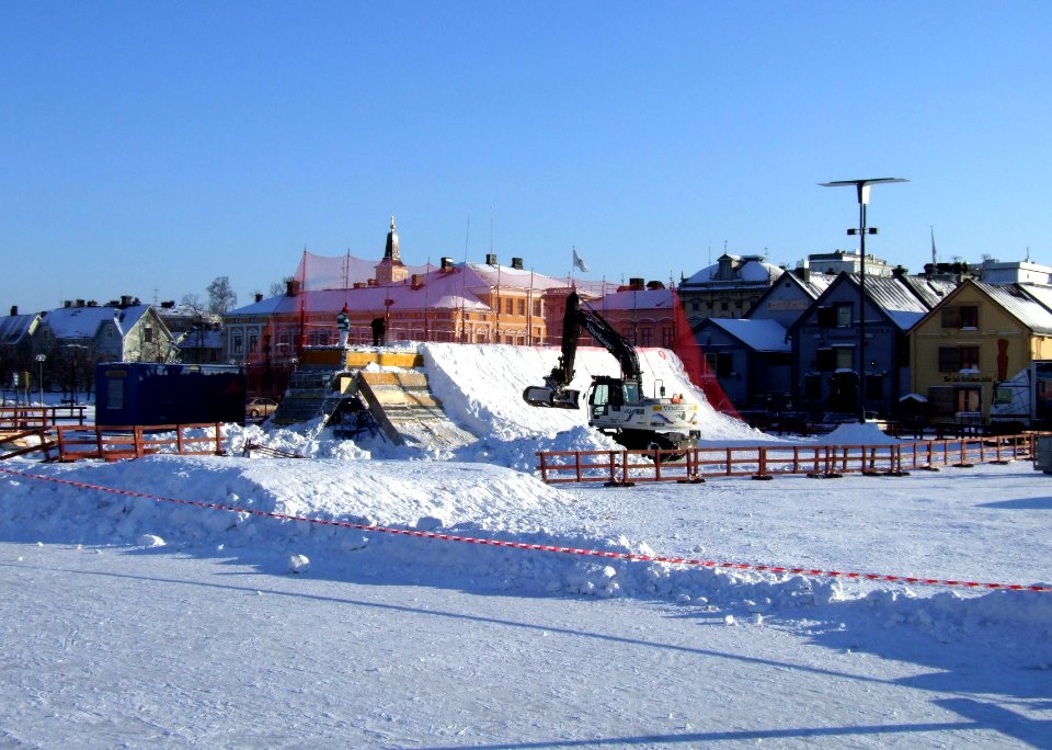 Snowaboard ramp Oulu Market Square 20070218 02