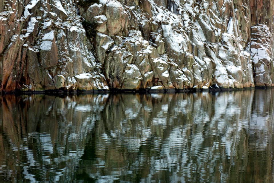 Snowy cliffs at Loddebo 5