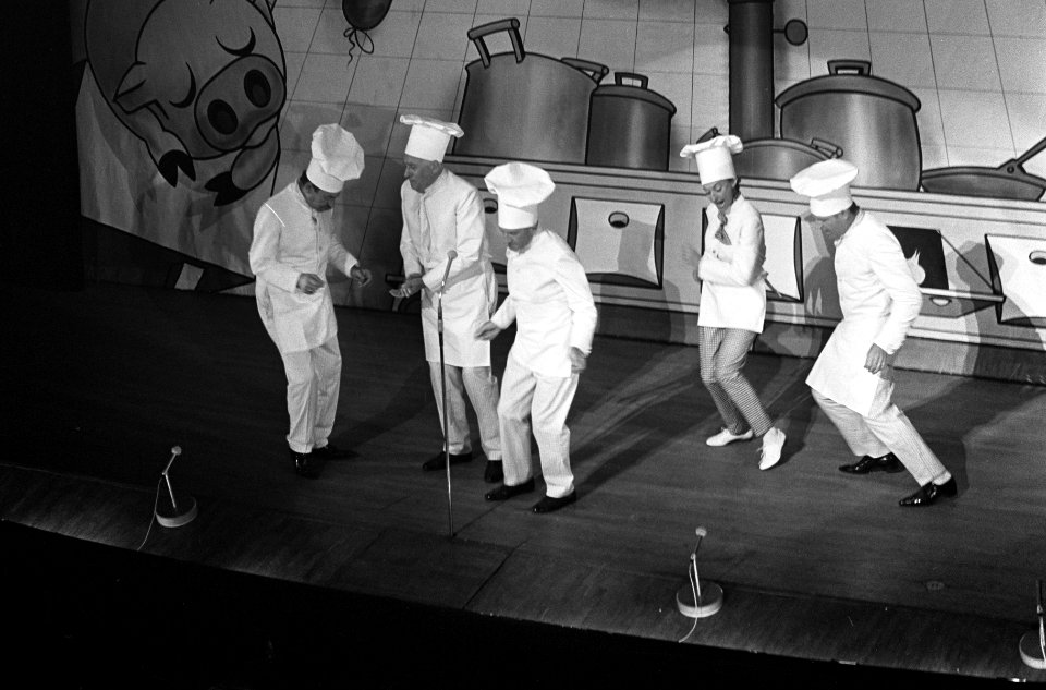 Snip en Snap revue gaat in premiere, Anneke Gronloh en Donald Jones en Carden Si, Bestanddeelnr 917-9415