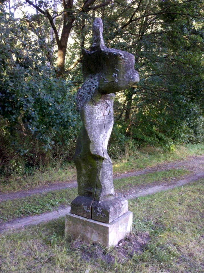 Skulptur zum Thema Engel im Skulpturenpark Bülzig am Radweg Berlin–Leipzig 2016b