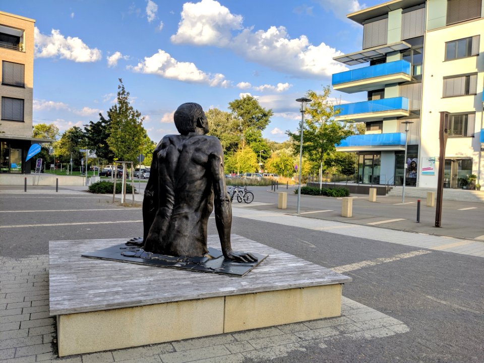 Skulptur auf dem Egeria Platz in Tübingen von hinten