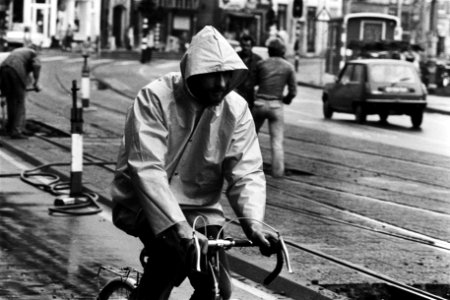 Slecht weer in Nederland (Amsterdam) mensen op fietsen, Bestanddeelnr 930-9070