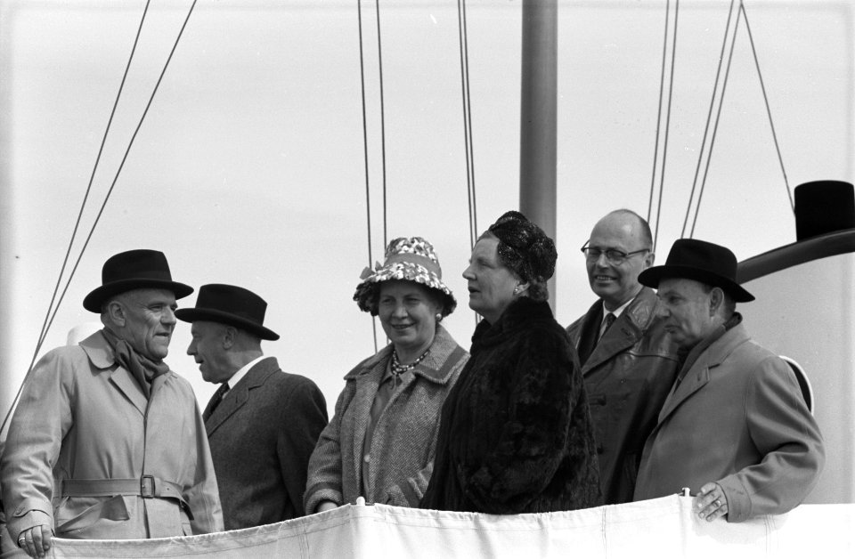 Sluiting Veerse Gat . Koningin Juliana aan boord van Piet Heyn, Bestanddeelnr 912-3996