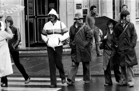 Slecht weer in Nederland (Amsterdam) mensen in regenkleding, Bestanddeelnr 930-9069