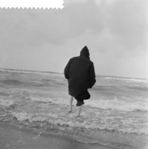 Slecht weer aan het strand in Zandvoort, Bestanddeelnr 909-7758