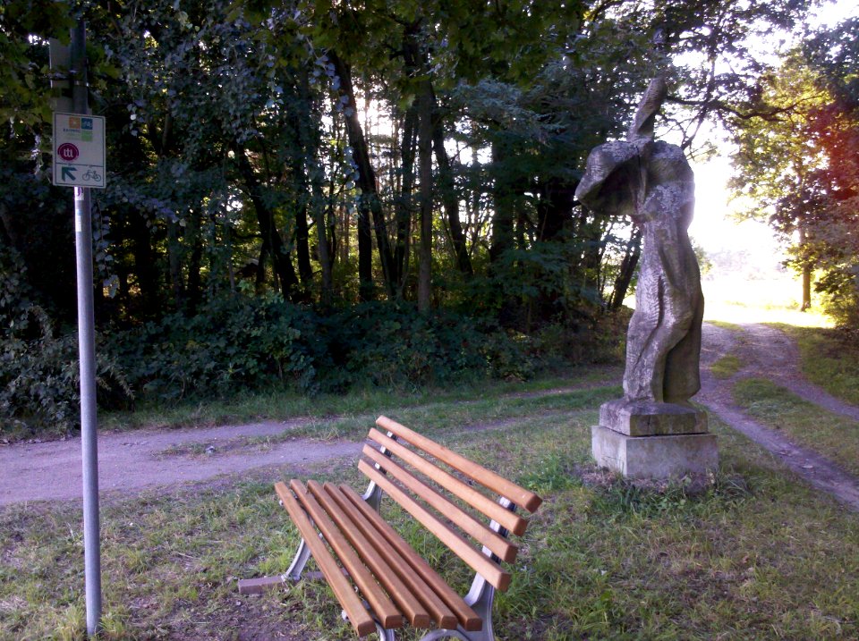 Skulptur zum Thema Engel im Skulpturenpark Bülzig am Radweg Berlin–Leipzig 2016a