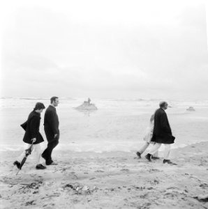 Slecht vakantieweer in Zandvoort, wandelaars in regen op Zandvoortse strand, Bestanddeelnr 926-5729