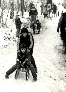 Sleeën bij de Brouwerskolk te Overveen. Aangekocht in 1981 van fotograaf C. de Boer. - Negatiefnummer 26757 k 81 A. - Gepubliceerd in het Haarlems Dagblad van 08-12-1980. Identificatienummer, NL-HlmNHA 54011476