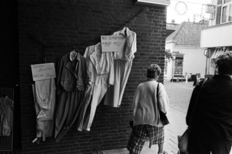 Slechte zomer voor badplaatsen uitverkoop zomerkleding, Bestanddeelnr 933-4029