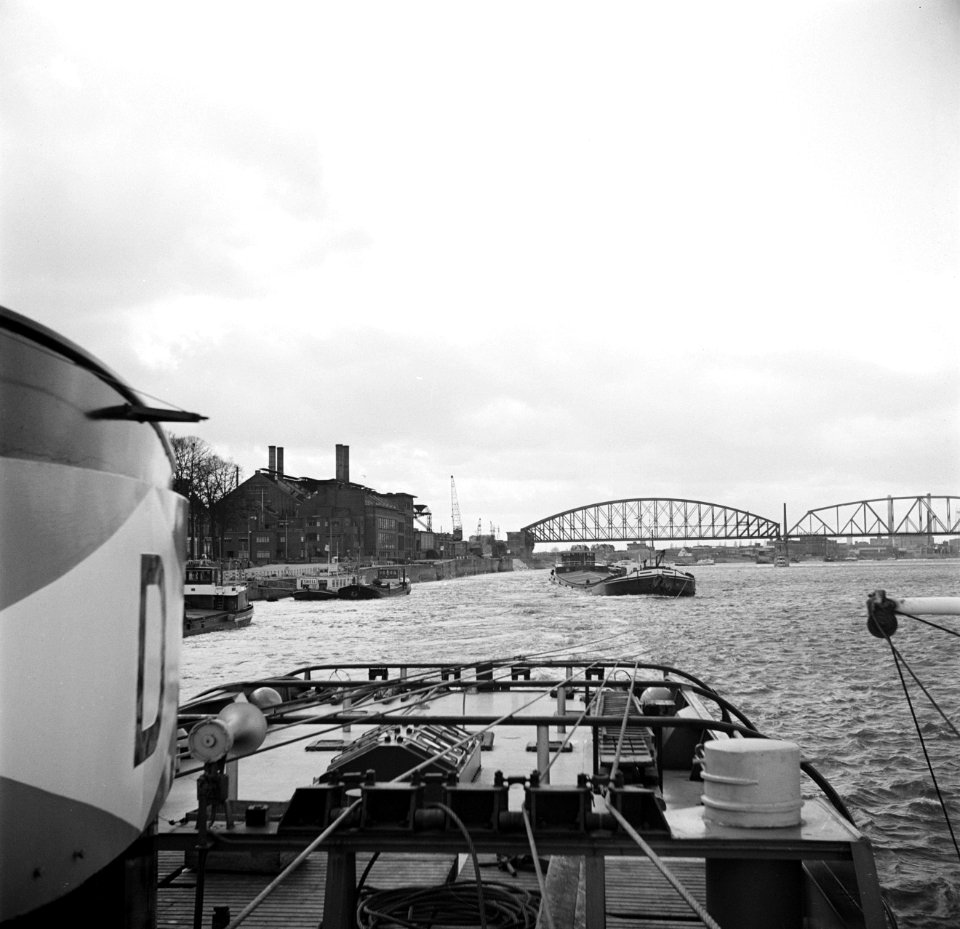 Sleep bij Nijmegen met op de achtergrond fabrieksgebouwen, Bestanddeelnr 254-0960
