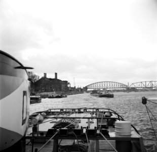 Sleep bij Nijmegen met op de achtergrond fabrieksgebouwen, Bestanddeelnr 254-0960
