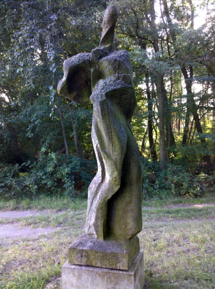 Skulptur zum Thema Engel im Skulpturenpark Bülzig am Radweg Berlin–Leipzig 2016c