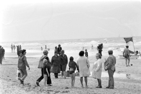 Slecht weer op Zandvoort dik aangeklede mensen op strand, Bestanddeelnr 927-3238