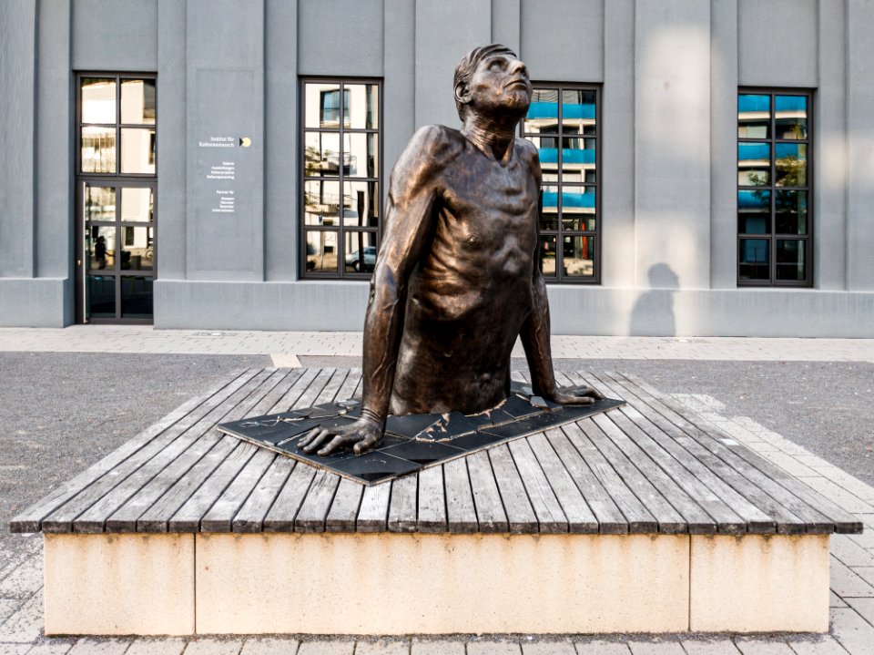 Skulptur auf dem Egeria Platz in Tübingen von vorne