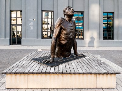 Skulptur auf dem Egeria Platz in Tübingen von vorne