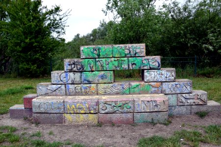 Skulptur im Seelgrabenpark (Berlin-Marzahn) 1v16
