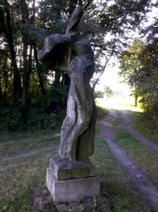 Skulptur zum Thema Engel im Skulpturenpark Bülzig am Radweg Berlin–Leipzig 2016d