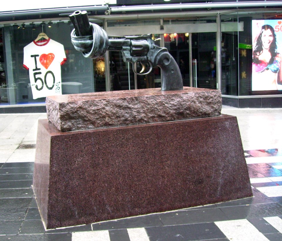 Skulptur. Non violence, sergelsgatan