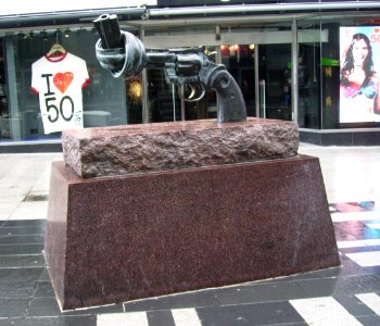 Skulptur. Non violence, sergelsgatan