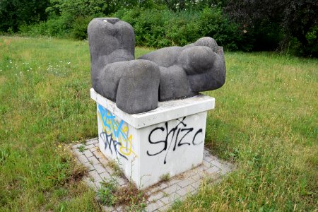 Skulptur Paar Torso von Peter Kern an der Raoul-Wallenberg-Straße im Bürgerpark Marzahn in Berlin-Marzahn