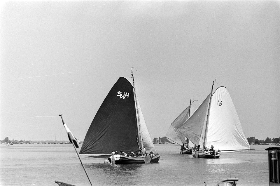 Skutsjesilen in Grouw (Friesland) skutsjes in actie, Bestanddeelnr 929-2531