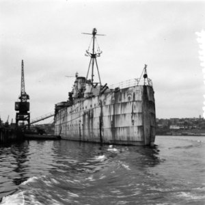 Sleepboot Oostzee brengt de kruiser HMAS Shropshire voor sloop van Sydney (Austr, Bestanddeelnr 906-7787