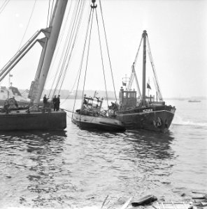 Sleepboot in Noordzeekanaal overvaren Bergingswerkzaamheden, Bestanddeelnr 916-2194