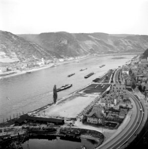 Sleepboot Prinses Beatrix bij St. Goar (rechteroever) en St. Goarshousen met Bu…, Bestanddeelnr 254-1130