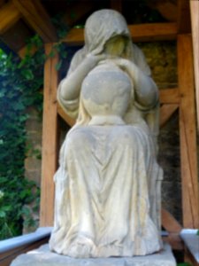 Skulptur "Die Trauernde" neben der Kirche von Rohrbach, Landkreis Weimarer Land