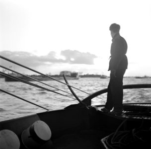 Sleep op de Maas met het silhouet van bemanningslid Otto, Bestanddeelnr 254-0929