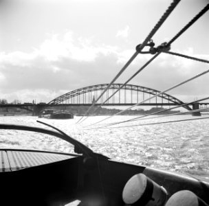 Sleep op de Waal bij Nijmegen, gezien vanaf de sleepboot, Bestanddeelnr 254-0959