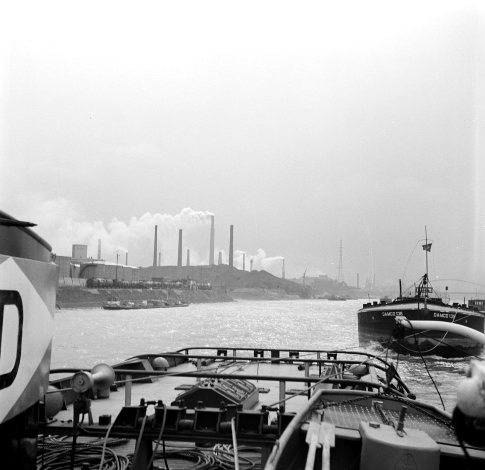 Sleep met vooraan de Damco 135 voor Industrieterrein bij Duisburg-Ruhrort, Bestanddeelnr 254-1006
