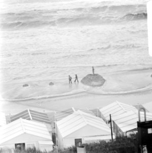 Slecht vakantieweer in Zandvoort, eenzame fortbouwers in de regen, Bestanddeelnr 926-5728