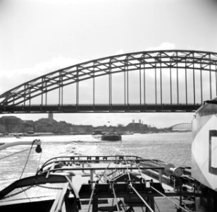 Sleep onder de Waalbrug bij Nijmegen, gezien vanaf de sleepboot, Bestanddeelnr 254-0952