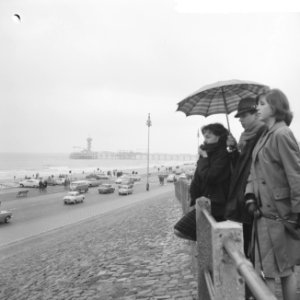 Slecht weer met paasdagen, de Boulevard op Scheveningen, Bestanddeelnr 916-2455