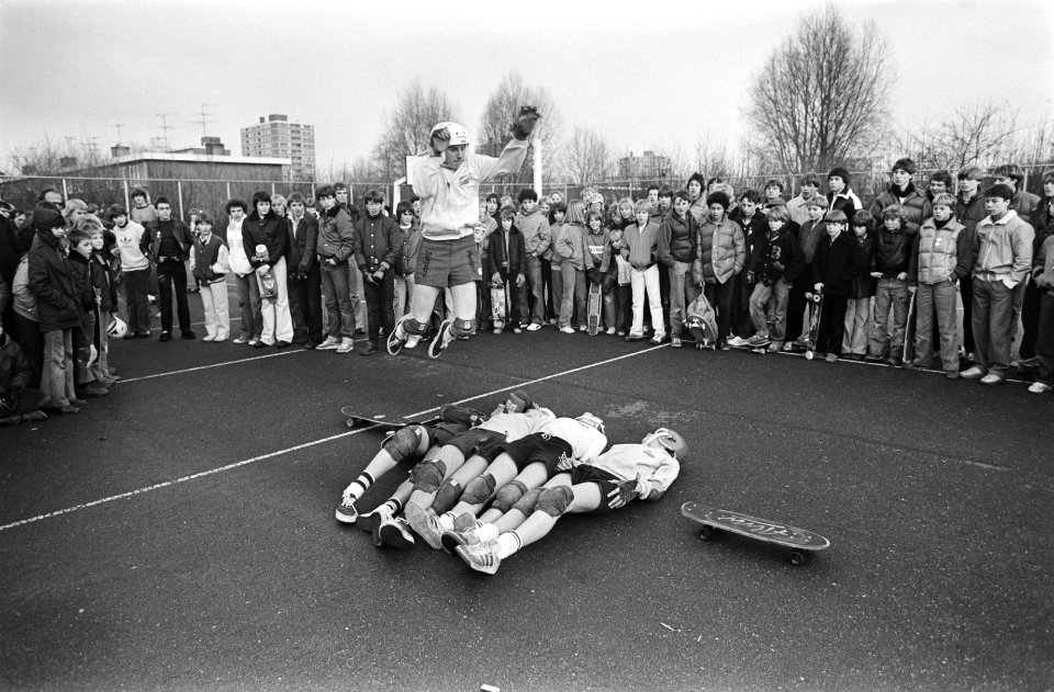 Skateboard manifestatie (Amsterdam) sprong over rijtje mensen, Bestanddeelnr 930-0498