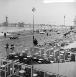 Slecht weer met paasdagen, de Boulevard op Scheveningen, Bestanddeelnr 916-2458