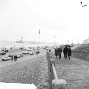 Slecht weer met paasdagen, de Boulevard op Scheveningen, Bestanddeelnr 916-2456