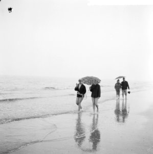 Slecht weer met pinksteren, paraplus aan het strand, Bestanddeelnr 917-8446