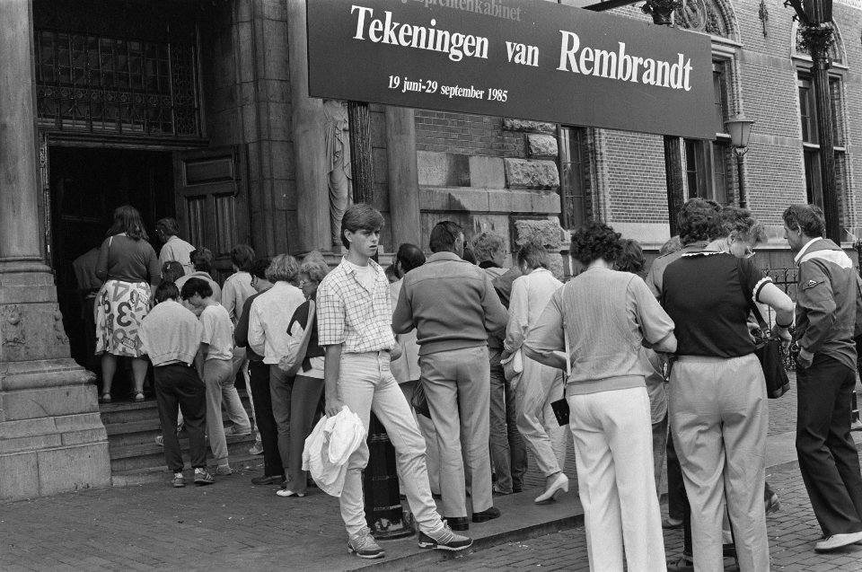 Slecht weer, rij wachtenden voor Rijksmuseum in Amsterdam, Bestanddeelnr 933-3858