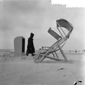 Slecht weer aan het strand in Zandvoort, Bestanddeelnr 909-7759