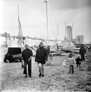 Slecht vakantieweer in Zandvoort, wandelaars in regen op Zandvoortse strand, Bestanddeelnr 926-5731
