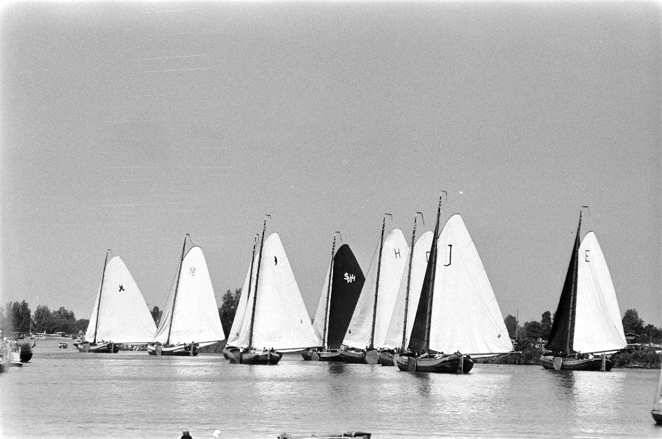 Skutsjesilen in Grouw (Friesland) skutsjes in actie, Bestanddeelnr 929-2532