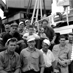 Sleepboot Oostzee brengt de kruiser HMAS Shropshire voor sloop van Sydney (Austr, Bestanddeelnr 906-7786