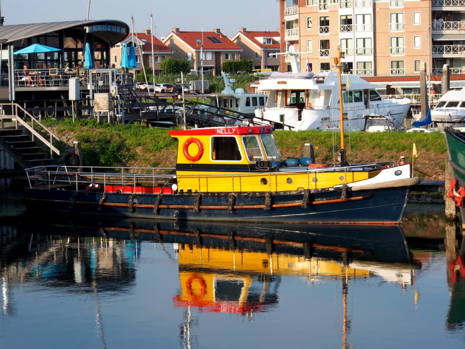 Sleepboot Nelly in de haven van Tholen
