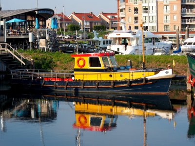 Sleepboot Nelly in de haven van Tholen