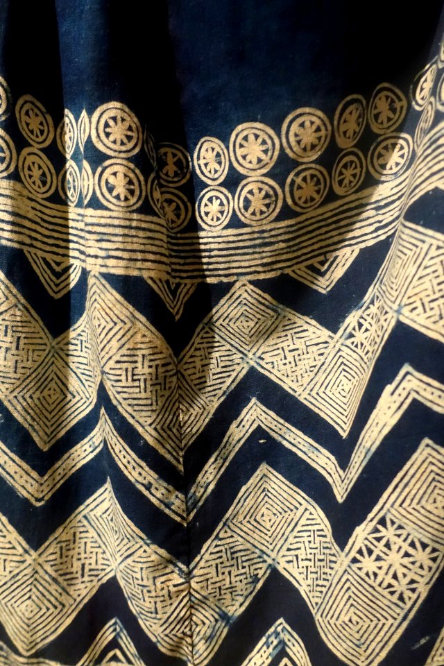 Skirt with two pattern rows of broken lines and waves, Dao Tien, Tuyen Quang, view 2, 1969 - Vietnamese Women's Museum - Hanoi, Vietnam - DSC03755