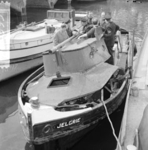 Sleepboot uit elkaar geploft aan de binnenkant te Amsterdam de Jelgrie waarvan, Bestanddeelnr 917-6993