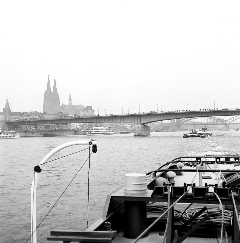 Sleep met vooraan de Damco 135 onder de Deutzer Brücke bij Keulen, op de achter…, Bestanddeelnr 254-1036